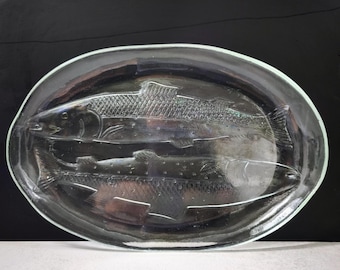 Vintage Kosta Boda Göran Warff vis serveerschaal | Zware Scandinavische artglass schaal met 2 vissen in reliëf | Glas design uit Zweden