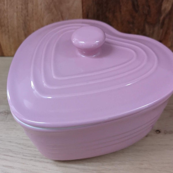 Heart-shaped ceramic baking dish with lid | Style Le Creuset | Pink baking dish in new condition