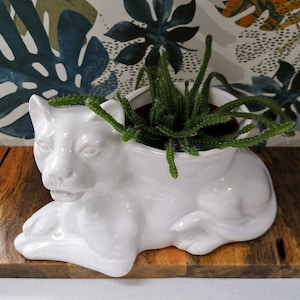 Brutalist large cat flower pot in Delft white porcelain | Cool XL flower pot in the shape of a cat | Eighties design