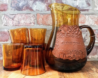 Vintage sangria set met 6 bijpassende glazen | Amberglas | Oude sangria karaf uit Spanje met 6 amberkleurige glazen uit Frankrijk