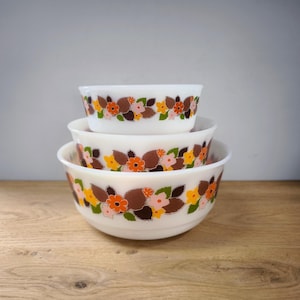 Peut inclure: Panneau en bois rustique avec l'inscription "Welcome to our home" en lettres blanches. Le panneau présente une finition vieillie et un design simple et accueillant, idéal pour un porche ou une entrée.