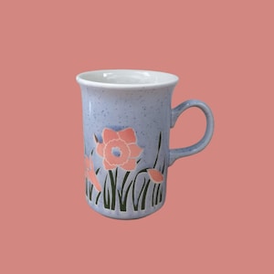 Tazza da caffè in ceramica fatta a mano con narcisi degli anni '70 | Tazza con fiori | Ceramica maculata | Narcisi rosa in rilievo