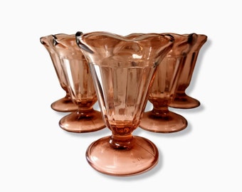 1950's Set van 6 persglas ijscoupe glazen in perzikkleur | KIG Indonesia | Vintage dessertglazen op voet | Nieuwstaat | Jaren vijftig