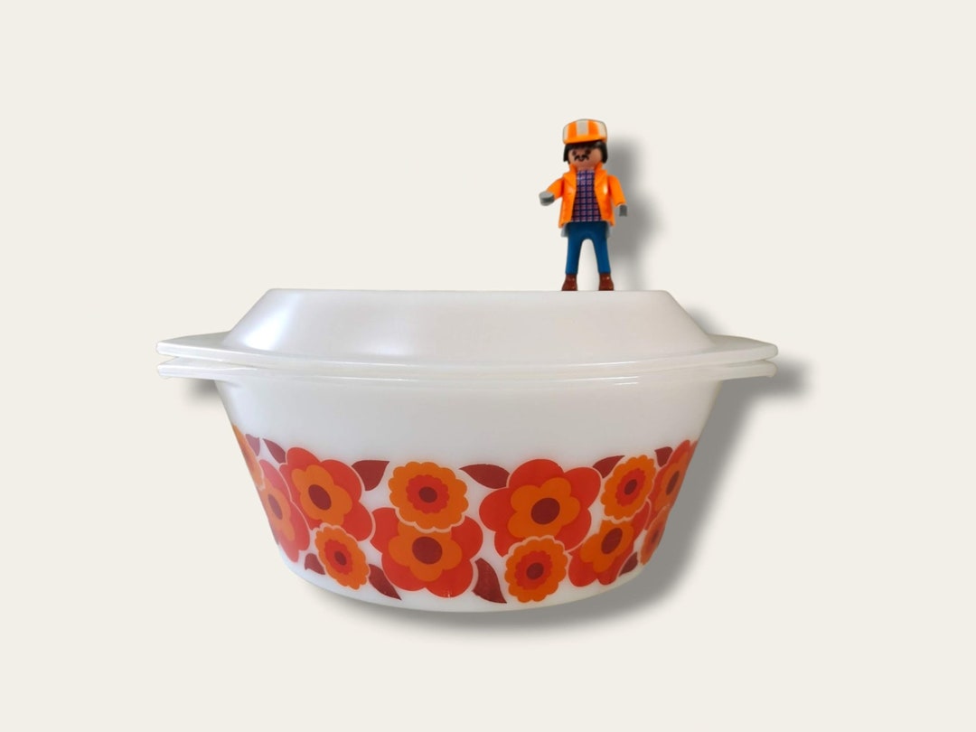 1970s XXL Arcopal Lotus Baking Dish With Lid Orange Design Contents 2