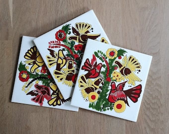 Set van 3 keramische wandtegels met duiven en flora design | Bruin, groen, okergeel en rood | Villeroy & Boch Acapulco stijl | Jaren zestig