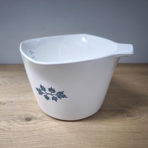 Vintage Pyroflam measuring bowl / Sauce maker – Blue Leaf Design – 1 Liter / 4 cups – 1970s EU edition - Pouring spout (3) and measuring scale