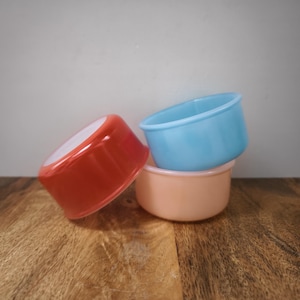 Set of 3 vintage Arcopal ramekins / French colored dip dishes - Ovenproof ramekins in tempered milk glass in pastel colors - 1970s tableware