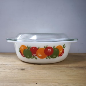Vintage 1970s Oven Dish with Lid – Pop Art Dish with Apple Pattern in Orange Red Green - Milk Glass Retro Dish with Fruit Motif