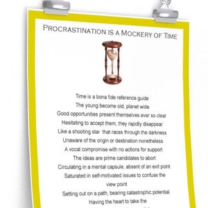 Könnte beinhalten: Ein gelber Poster mit einem Zitat über Prokrastination. Das Zitat lautet "Prokrastination ist ein Hohn auf die Zeit". Der Poster zeigt eine Sanduhr und ein Zitat über Zeitmanagement. Das Zitat wird Quintin L. Noble zugeschrieben.