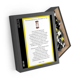Könnte beinhalten: Ein schwarzes und gelbes 120-teiliges Puzzle mit einer Sanduhr und einem Gedicht über Prokrastination. Das Gedicht lautet: "Prokrastination ist ein Hohn auf die Zeit. Zeit ist ein bona fide Referenzleitfaden. Die Jungen werden alt, die Teller breit. Gute Gelegenheiten präsentieren sich mit Klarheit zögern, sie anzunehmen, sie verschwinden schnell. Wie ein Sternschnuppe, das Wachs durch die Dunkelheit. Unfähig, seinen Ursprung oder seinen Moment des Ziels zu erreichen. Ein stimmlicher Kompromiss ohne Maßnahmen zur Unterstützung. Die Ideen sind erstklassige Kandidaten, um eine Anstrengung abzubrechen. Im Kreislauf in einer mentalen Kapsel, das Aufkommen einer Aura. Die Ideen sind selbstmotiviert, an dem Selbstgeschaffenen zu arbeiten, betrachten Sie sich selbst. Einen Weg einschlagen, der ein zufriedenstellendes Potenzial birgt. Das Herz haben, die chronologischen Schritte mit einem sachkundigen zu fahren. Respektiere die Zeit, sie wird nie diktieren, aber der systematische Fokus entscheidet, wer es wert ist. Die Zeit wird diejenigen belohnen, die sie weise nutzen. Und nicht zurückfallen, sondern dein Leben aufs Spiel setzen. Zeit ist wertvolle Zeit, viele Tage zu sein. Dass, weil Prokrastination wirklich ein Hohn auf die Zeit ist. Weil Prokrastination ein Hohn auf die Zeit ist. Quenti L. Noble"