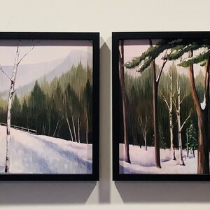 Peut inclure: Deux peintures encadr&eacute;es de paysages d'hiver. La peinture de gauche montre un chemin enneig&eacute; &agrave; travers une for&ecirc;t avec des bouleaux. La peinture de droite montre une for&ecirc;t enneig&eacute;e avec des pins.