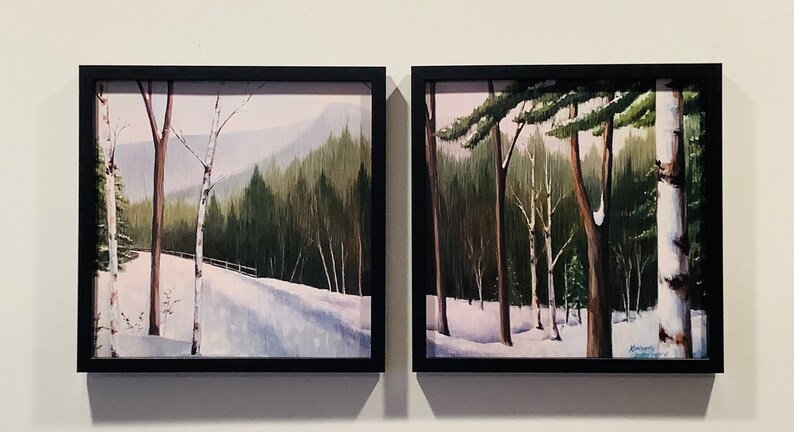 Peut inclure: Deux peintures encadr&eacute;es de paysages d'hiver. La peinture de gauche montre un chemin enneig&eacute; &agrave; travers une for&ecirc;t avec des bouleaux. La peinture de droite montre une for&ecirc;t enneig&eacute;e avec des pins.