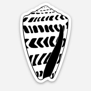 Puede incluir: Una pegatina troquelada con una ilustración gráfica en blanco y negro de una concha de caracol cono. El diseño muestra un patrón repetitivo de bandas horizontales negras y marcas en forma de galón sobre un fondo blanco con borde.