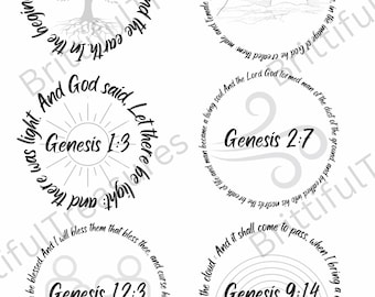 Può includere: Sei disegni circolari con versetti biblici dalla Genesi. Ogni disegno presenta testo in un motivo circolare attorno a un'immagine centrale, tra cui un albero, mani, un sole e un arcobaleno. Il testo è nero.