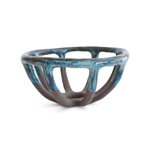 Cesta de cerâmica com trama aberta: decoração de cozinha estilo fazenda azul, fruteira