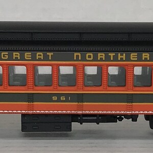 Bachmann Spectrum, HO Scale, Coach, Great Northern, GN #961, Kadee Couplers
