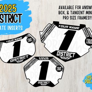 以下が含まれることがあります： 番号1が描かれた白と黒のDistrictプレートインサートが3つ。テキスト「2025 DISTRICT PLATE INSERTS」が表示されています。Answer、Box、Tangent Mini、Pro Size Framesに対応。名前とロゴ用のスペースがあります。