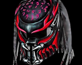 Könnte beinhalten: Ein Integral-Motorradhelm in Schwarz und Rot mit einer texturierten Oberfläche, die pinkfarbene Akzente aufweist. Der Helm verfügt über ein dunkles Visier, einen geformten Kieferbereich mit metallischen Fangzähnen und lange, geflochtene Strähnen.
