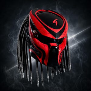 Pode incluir: Um capacete de motocicleta integral com um padrão geométrico brilhante em preto e vermelho. O capacete inclui uma viseira escura e numerosos cordões trançados pretos longos pendurados nas laterais e na parte traseira, lembrando dreadlocks.