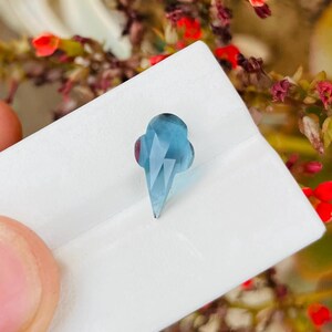 Natürlicher London Blue Topaz Eistüte Schnitt (Spezialanfertigung) Edelstein für Schmuck Gewicht 3.90 Karat, Größe 15x8.40 mm, Höhe 4.50 mm.