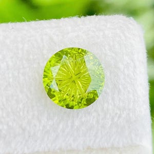 Top Quality Natural Peridot Round shape Starbrite Cut (Special Custom cut) gemstones for jewellery, Weight 1.60 Carats, Size 7.80x7.80mm.