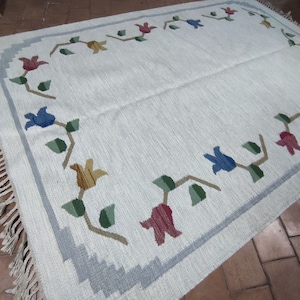 Alfombra de tejido plano con diseño floral escandinavo único y de alta calidad, alfombra vintage sueca beige grande para sala de estar o dormitorio