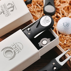 Juego de marcadores de pelota de golf personalizados con herramienta retráctil para divot personalizada / Regalos únicos para padrinos de boda, golfistas, hombres, él, esposo, hijo