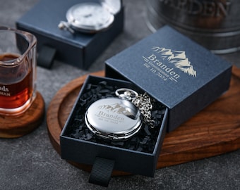 Taschenuhr mit personalisierter Gravur – das perfekte Geschenk für den Trauzeugen, den besten Heiratsantrag des Bräutigams oder als Andenken an die Hochzeitsgesellschaft. Einzigartige personalisierte Uhr.
