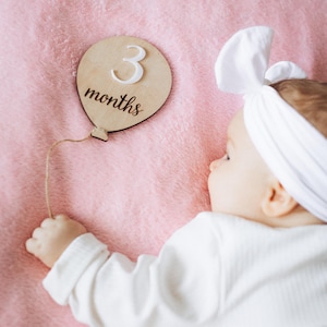 Cadeau d'anniversaire marquant | Jalon mensuel pour bébé | Souvenir nouveau-né | Plaque Bonjour le monde | Cadeau pour future maman | Cartes jalons bébé fille