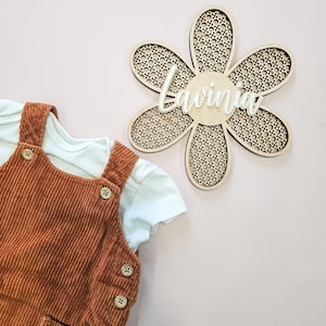 Letrero personalizado con nombre de margarita / Accesorio para fotos de recién nacidos / Regalo bohemio para baby shower / Placa floral de madera con nombre / Decoración con imagen de hito