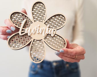 Letrero de nombre personalizado con margaritas de ratán / Arte floral de pared personalizado / Decoración bohemia para habitación infantil / Placa de madera con nombre / Regalo para bebé con temática primaveral