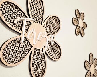 Letrero personalizado de ratán con margaritas / Arte floral personalizado para pared / Decoración bohemia para habitación infantil / Placa de madera con nombre / Regalo para bebé con temática primaveral