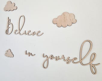 Décoration murale pour enfants - Panneau en bois "Believe in yourself", citation inspirante pour chambre d'enfant, oeuvre d'art motivante, élément décoratif pour salle de jeux, cadeau pour la classe