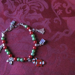 Red and green holiday beaded charm bracelet - Item Number 5234