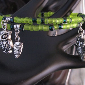 Frosted green glass beaded memory wire bracelet with Owl charms - Item Number 5509