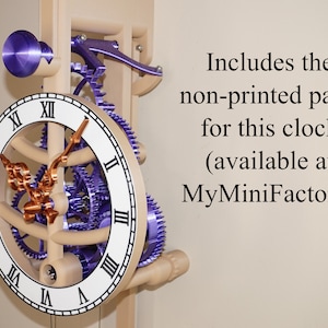 K&ouml;nnte beinhalten: Ein h&ouml;lzernes Zifferblatt mit r&ouml;mischen Ziffern und einem violetten und kupfernen Getriebemechanismus. Die Uhr ist an einer Holzwand montiert. Der Text "Includes the non-printed parts for this clock (available at MyMiniFactory)" ist im Bild sichtbar.