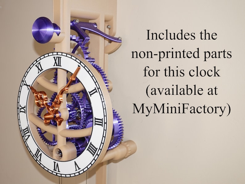 K&ouml;nnte beinhalten: Ein h&ouml;lzernes Zifferblatt mit r&ouml;mischen Ziffern und einem violetten und kupfernen Getriebemechanismus. Die Uhr ist an einer Holzwand montiert. Der Text "Includes the non-printed parts for this clock (available at MyMiniFactory)" ist im Bild sichtbar.