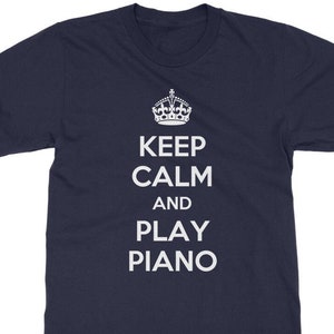 Keep Calm and Play the Piano T-Shirt Classic Adult T-Shirt - ein tolles Geschenk für jeden Musikliebhaber! Musik T Shirt