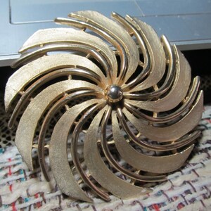 Vintage Signed Sarah Coventry Large Goldtone/Brushed Swirl Brooch/Pin