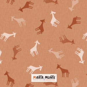 Può includere: Un motivo ripetuto di giraffe stilizzate in bianco e marrone su uno sfondo color pesca. Il tessuto ha un aspetto strutturato. Il design include il testo "MARTA MUNTE" e "PATTERN DESIGN & ILLUSTRATION".