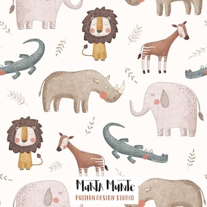 Peut inclure: Un motif répétitif avec des illustrations à l'aquarelle d'animaux de safari, notamment des lions, des éléphants, des crocodiles et des rhinocéros. Les animaux sont dans des couleurs pastel douces sur un fond blanc. Le motif comprend le texte "MARTA MUNTE PATTERN DESIGN STUDIO".