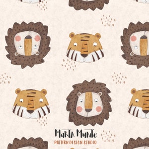 Puede incluir: Patrón repetitivo con ilustraciones de dibujos animados de leones y tigres. Los leones tienen melenas marrones y los tigres tienen rayas naranjas y negras. El fondo es de color beige claro con pequeños puntos marrones. El texto "Marta Munte Pattern Design Studio" está en la parte inferior.