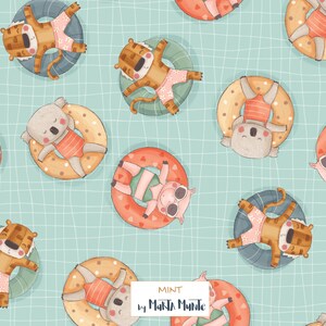Puede incluir: Un patrón sin costuras que presenta varios animales con trajes de baño flotando en anillos inflables coloridos en una piscina turquesa. Los animales incluyen un koala, un cerdo y un tigre. El patrón se titula "MINT by Marta Munte".