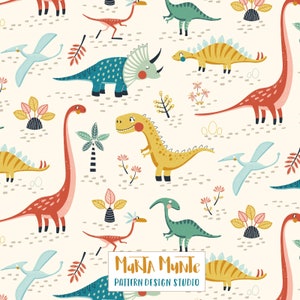 Könnte beinhalten: Ein verspieltes Muster mit Cartoon-Dinosauriern in Blau, Gelb, Rot und Grün auf cremefarbenem Hintergrund. Das Design umfasst einen Triceratops, einen Stegosaurus und langhalsige Dinosaurier, zusammen mit dem Text "Marta Munte Pattern Design Studio".