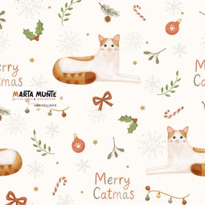 Könnte beinhalten: Ein wiederkehrendes Muster mit weißen und orangefarbenen Katzen, roten Schleifen, Zuckerstangen, Stechpalmen, Misteln, Schneeflocken und orangefarbenen Kugeln mit Pfotenabdrücken. Der Text lautet Merry Catmas und Marta Munte Pattern Design & Illustration.