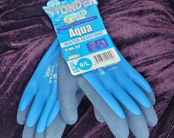 Water resistant gloves