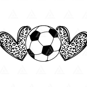 Op de afbeelding: Zwart-witte illustratie van een voetbal met twee luipaardprint harten aan weerszijden.
