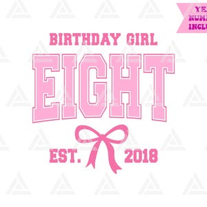 Puede incluir: Un diseño gráfico con el texto BIRTHDAY GIRL en rosa, seguido de la palabra EIGHT en letras grandes de bloque rosa. Debajo hay un icono de lazo rosa flanqueado por el texto EST. y 2018. Una pancarta rosa en la esquina superior derecha dice YEAR NUMBERS INCLUDED.