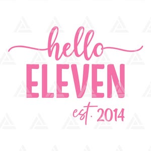 Op de afbeelding: Een witte achtergrond met de woorden "hello ELEVEN est. 2014" in roze. Het woord "hello" is in een cursief lettertype, terwijl "ELEVEN" in een vet, bloklettertype staat. De tekst "est. 2014" is kleiner en zonder schreef.