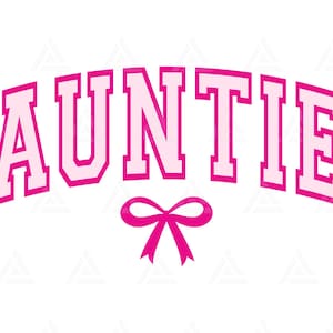 Puede incluir: Texto "AUNTIE" en rosa y blanco en una fuente de estilo universitario con un lazo rosa debajo.